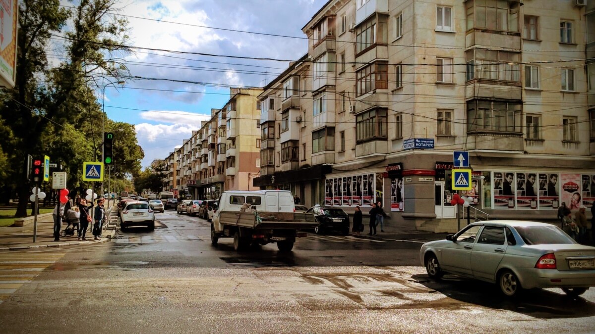 Улица Самокиша в Симферополе: старые здания, реклама и скверы (фотогалерея)