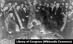 Участники казни позируют с полуобгоревшим трупом Уилла Брауна. 28 сентября 1919. Из коллекции Библиотеки Конгресса США.