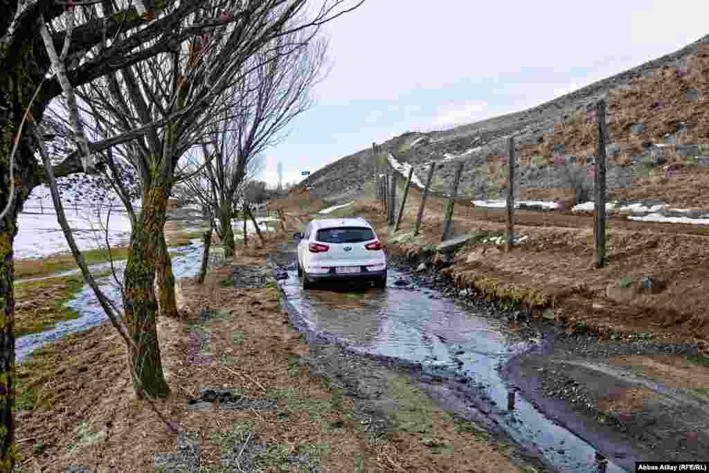 Azərbaycanın İranla sərhəddində yerləşən Yardımlının Deman kəndi. Bu kəndə gedən yollar sərhəddin dibindən keçir.