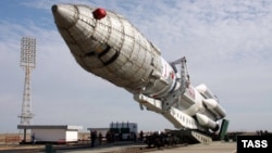 Транспортировка ракеты-носителя "Протон-М" на стартовую площадку на космодроме Байконур. 14 сентября 2009 года. Иллюстративное фото.