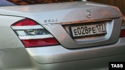 Automobil ruskih registarskih oznaka (fotoarhiva)