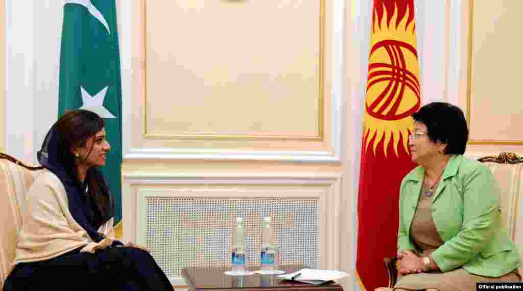 Глава МИД Пакистана Хина Раббани Кхар и президент Роза Отунбаева. Попытка стать непостоянным членом в Совете безопасности ООН была проиграна Пакистану.