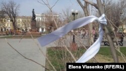 Белые ленты стали в России символом гражданского сопротивления