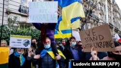 Protesti ispred ruske ambasade u Parizu u znak podrške Ukrajini, februar 2022. 