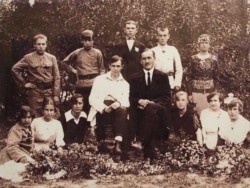 Валер'ян Підмогильний (у центрі зліва) й учні Ворзельської школи, 1921 рік