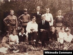 Валер'ян Підмогильний (у центрі зліва) й учні Ворзельської школи, 1921 рік