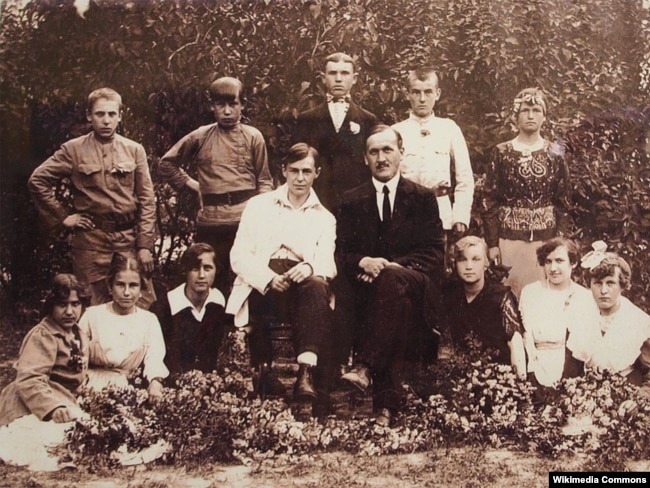 Валер'ян Підмогильний (у центрі зліва) й учні Ворзельського школи, 1921 рік