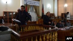 Former Chairman of the Kabul Bank, Sherkhan Farnood (R) and former Chief Executive Officer Khalilullah Ferozi walk past each other at a court in Kabul. (file photo)