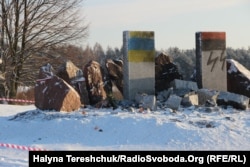 Знищений пам'ятник вбитим полякам у лютому 1944 року у тодішньому селі Гута Пеняцька, Бродівський район, Львівщина