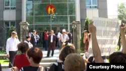 Активисты объединения неплатежеспособных заемщиков проводят акцию протеста перед филиалом коммерческого банка. Алматы, 7 мая 2013 года.