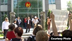 Акция протеста проблемных заемщиков у здания "Каспий банка". Алматы, 7 июня 2013 года.