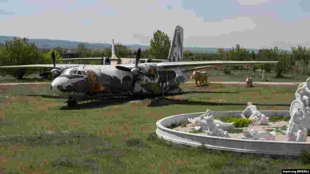 Местная достопримечательность &mdash;&nbsp;инсталляция, символизирующая упавший самолет из мультфильма &laquo;Мадагаскар&raquo;.