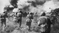 Советские солдаты идут в атаку. Украина, 1943 год