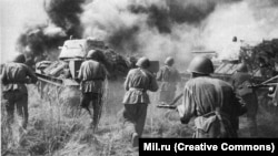 Советская пехота и танки идут в атаку, 1943 год