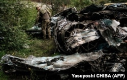 Обломки российского истребителя-бомбардировщика Су-34 на окраине города Лимана, освобожденном ранее ВСУ от армии РФ. Лиман, Донецкая область, 5 октября 2022 года
