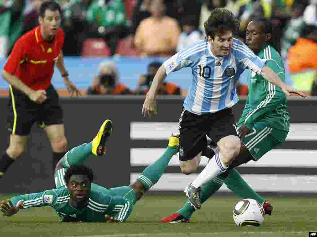 Futbollisti i Argjentinës, Lionel Mesi, dhe ata të Nigerisë, Lugman Harun dhe Chidi Odiah. Foto: AFP / Thomas Coex 