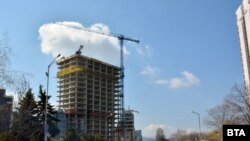 Строежът на небостъргача "Златен век" в софийския квартал "Лозенец"
