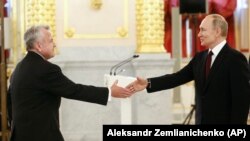 Посол США в России Джон Салливан (слева) в Кремле с президентом России Владимиром Путиным, 5 февраля 2020 года года.

