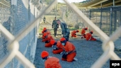 Una dintre primele fotografii din Guantanamo Bay, de la deschiderea închisorii pe 11 ianuarie 2002, publicată de autoritățile americane.