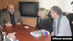 Градоначалникот на Општина Тетово, Сади Беџети, директорката на Центарот за образование на возрасните, Линдита Ќазими и советникот на проектот Жан Лук.
