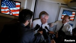 Secretarul de stat Rex Tillerson vorbind cu reporterii în avion