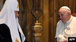 Папа римский Франциск (справа) и патриарх Московский и всея Руси Кирилл. Гавана, 12 февраля 2016 года.