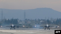 Российские военные самолеты на авиабазе в сирийской провинции Латакия. 16 декабря 2015 года.