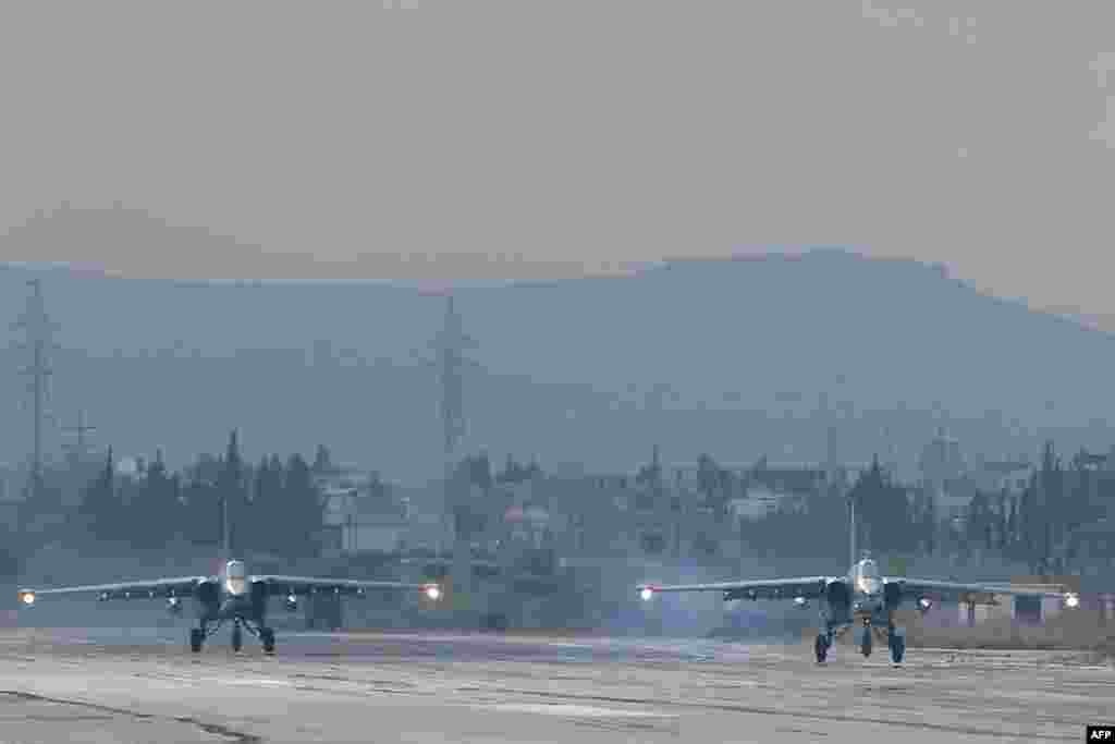 Российские боевые самолеты Су-24 на авиабазе Хмеймим на западе Сирии, декабрь 2015 года &nbsp;