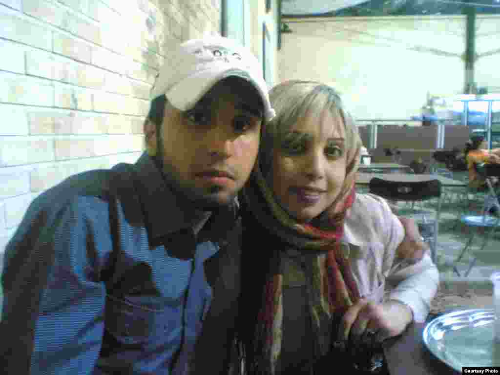 هومان موسوی در کنار خواهرش