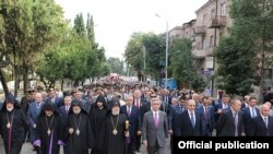 Nagorno-Karabakh - Armenian President Serzh Sarkisian (C) leads a march in Stepanakert that marks the 20th anniversary of Nagorno-Karabakh’s declaration of independence from Azerbaijan, 2Sept2011.