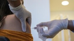 Një vullnetare duke u vaksinuar me një vaksinë kundër COVID-19 të zhvilluar nga një kompani kineze. 