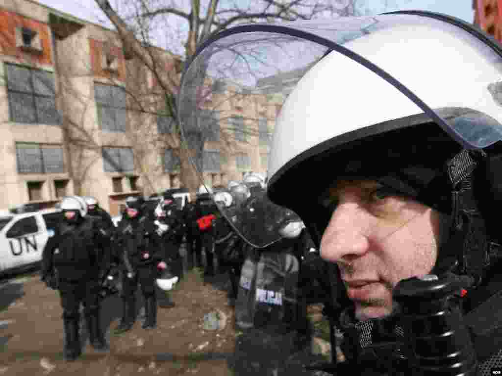 Полиция ООН в албанской части Митровици, 18 февраля 2008