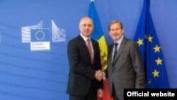 Premierul Pavel Filip primit de comisarul european Johannes Hahn la Bruxelles