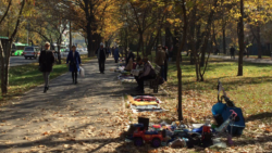 Алтынсарин көшесінің бойындағы сатушылар. Алматы, 27 қазан 2019 жыл.