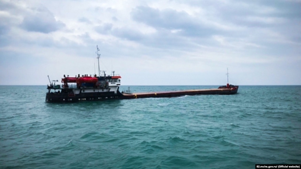 Суховантаж BERG буксирують в бухту Феодосії. 2 лютого 2018 року
