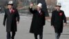 (çepden saga) Parlamentiň spikeri Asylbek Jeenbekow, prezident Almazbek Atambaýew, premýer-ministr Omurbek Babanow Baýdak gününde, Bişkek, 3-nji mart.