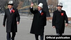 (çepden saga) Parlamentiň spikeri Asylbek Jeenbekow, prezident Almazbek Atambaýew, premýer-ministr Omurbek Babanow Baýdak gününde, Bişkek, 3-nji mart.