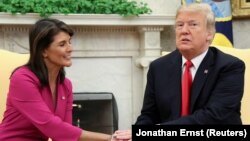 Nikki Haley și Donald Trump în Biroul Oval de la Casa Albă, Washington, 9 octombrie 2018