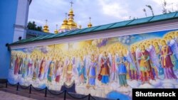Михайлівський Золотоверхий монастир у Києві, який належить Православній церкві України (ПЦУ)