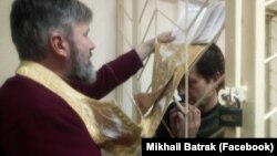 Архієпископ Климент (л) став громадським захисником засудженого Володимира Балуха (п), 2 квітня 2018 року