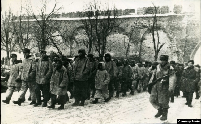 Историческая фотография – пленные немецкие солдаты в Новгородском кремле