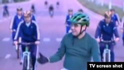 Президент Туркменистана Гурбангулы Бердымухамедов организовал кампанию по поощрению езды на велосипеде. 3 августа 2013 года.