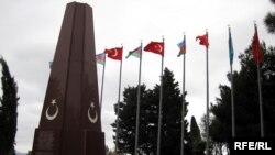 Azerbaijan -- Flags of Azerbaijan and Turkey wave together at Turkish Martyrs' Lane in Baku, 28Oct2009