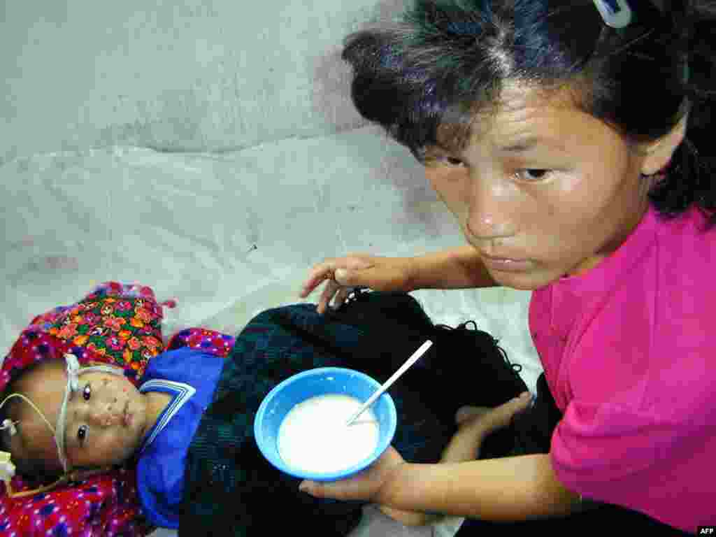 СЕВЕРНА КОРЕЈА - Обединетите нации соопштија дека околу 11 милиони луѓе во Северна Кореја страдаат од неухранетост и немаат доволно вода за пиење. Во извештајот на специјалниот известувач на ОН за Северна Кореја Тапан Мишра се наведува дека неухранетоста и се заканува на цела генерација на деца.