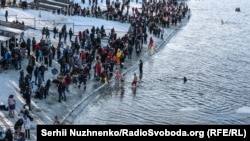 Десятки людей пірнають у воду на Водохреще