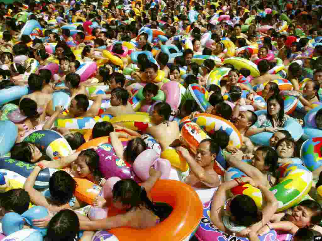 Kina - Rashlađivanje u bazenu, u provinciji Sichuan,gdje je temperatura dosegla 40 stupnjeva Celsiusa, 20.07.2010. - Foto: AFP 
