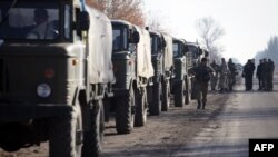 Українські військові транспортні засоби біля селища Піски. 7 листопада 2015 року