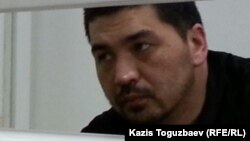 Блогер Ермек Тайчибеков, обвиняемый в "разжигании розни", на скамье подсудимых. Село Кордай Жамбылской области, 4 ноября 2015 года. 