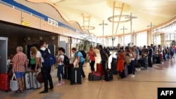 Şarm əl-Şeyx aeroportunda tursitlər