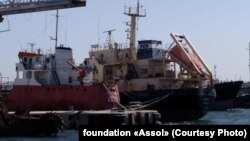 Нефтяной танкер в порту Триполи (архив)